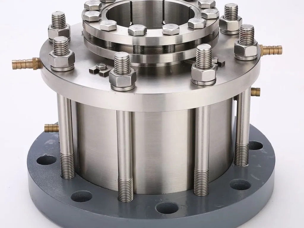 Stainless-steel cartridge-type reactor seal with mounting flange and flush connections